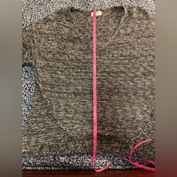 Universal Thread grey and white knitted v neck sweater size medium. - Picture 9 of 9